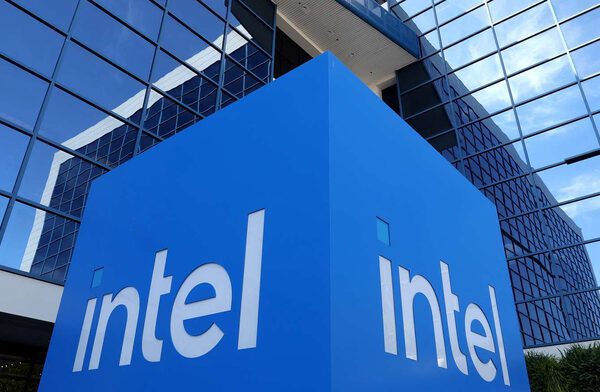 Intel могла бы производить процессоры дешевле в TSMC, но после комментариев гендиректора лишилась скидок. Сегодня у него большая проблема
