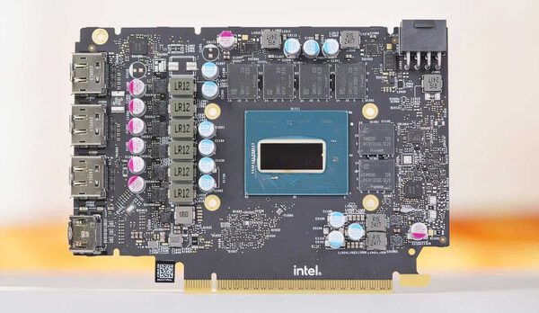 Intel ARC B580 Limited Edition — взгляд на ламинат видеокарты. На плате установлена ​​память Samsung GDDR6 20 Гбит/с.