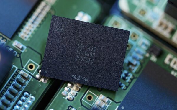 Samsung завершает работу над памятью V-NAND TLC с более чем 400 слоями. Решение в конечном итоге будет доступно для потребительских твердотельных накопителей. Samsung завершает работу над памятью V-NAND TLC с более чем 400 слоями. Решение в конечном итоге будет доступно для потребительских твердотельных накопителей.