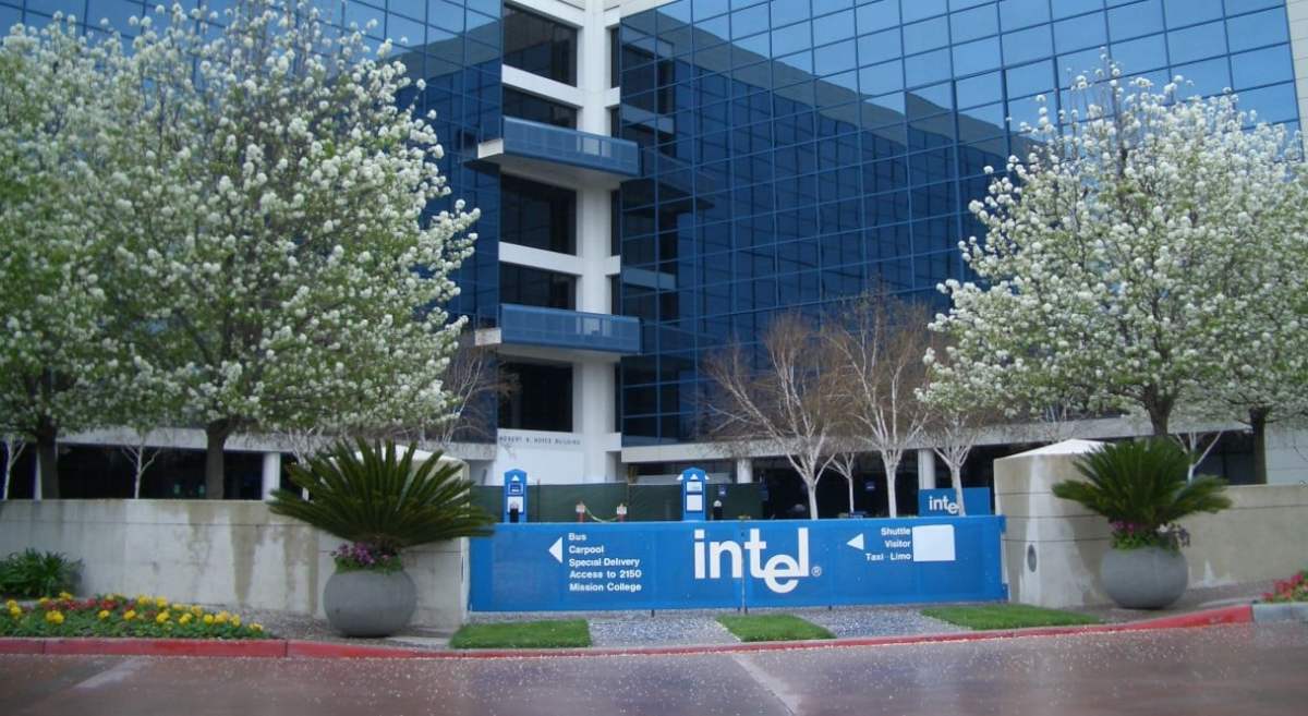 Intel рассматривает возможность продажи своего бизнеса по производству чипов