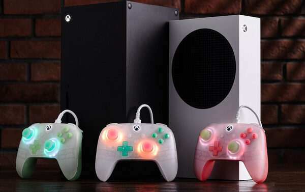 8BitDo Ultimate Mini Wired Controller для Xbox — небольшой игровой контроллер с необычной RGB-подсветкой