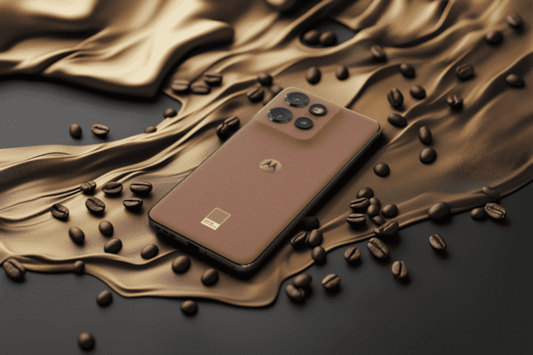 Motorola razr 50 ultra: первый в мире смартфон в цвете Pantone 2025 года — Mocha Mousse