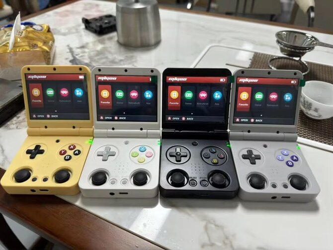 Miyoo Flip — новый игровой портативный компьютер в стиле ретро, похожий на Game Boy Advance SP. Прибыл дорогой конкурент Anbernica RG35XXSP