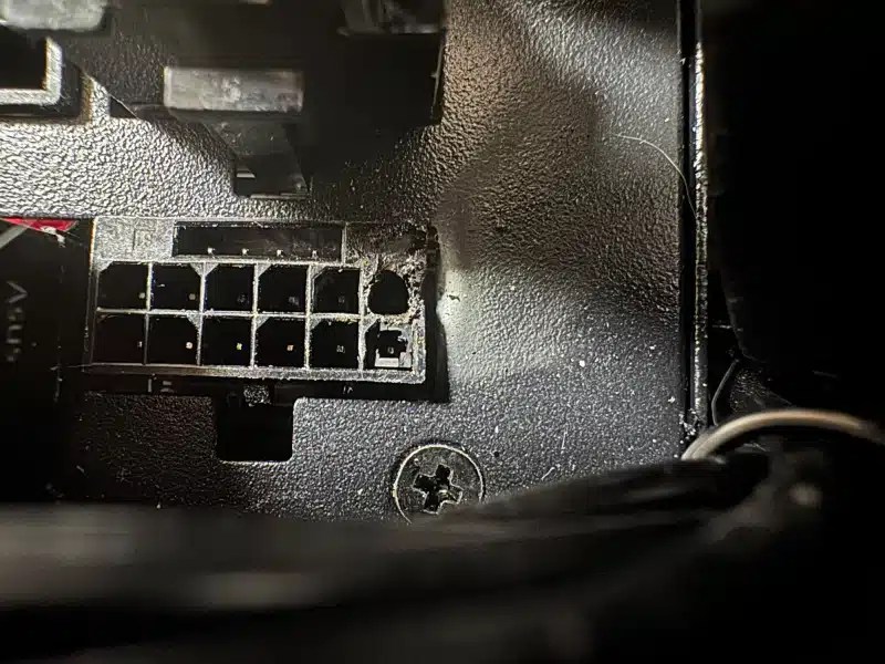 Разъем питания GeForce RTX 5090 Founders Edition расплавляется при использовании третьего стороннего шнура питания