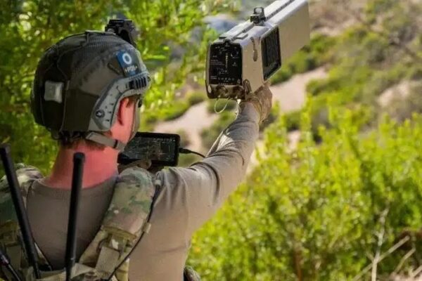 Новое американское оружие беспилотников распоряжается им на расстоянии семи километров