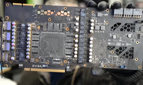 Используемый GeForce RTX 3090 пришел в компьютерную службу.
