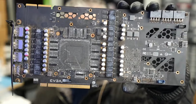 Используемый GeForce RTX 3090 пришел в компьютерную службу.