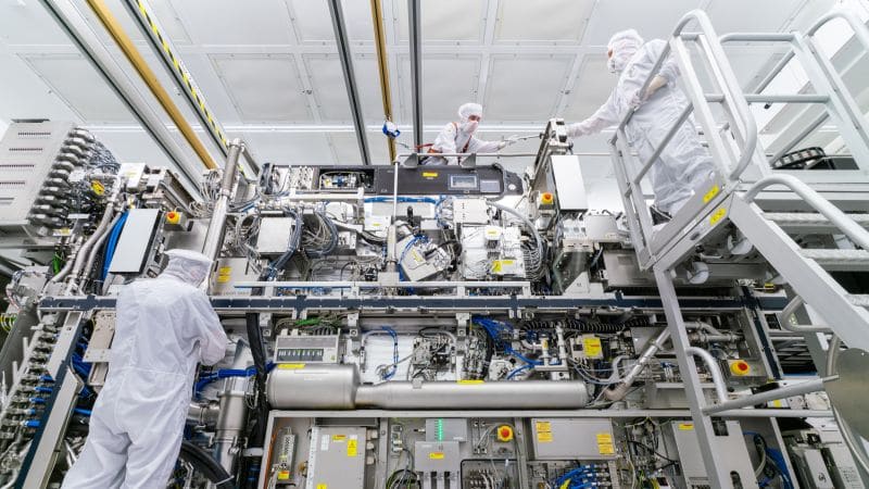 Intel скоро получит первую машину ASML для производства 1,4 нм чипов