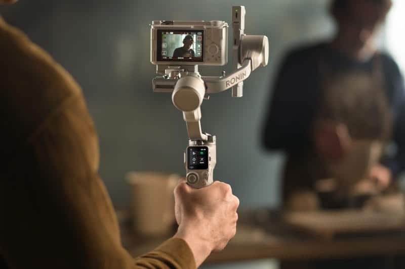 DJI представила компактный мини -стабилизатор RS 4 для камер и смартфонов по цене 389 евро