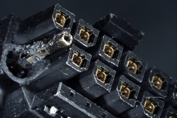 Было обнаружено, что GeForce RTX 5090 нагревает силовые кабели до 150 ° C за считанные минуты
