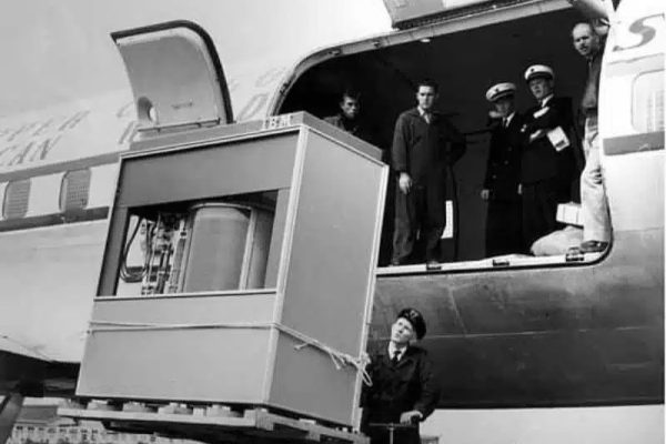 Первый жесткий диск 5 МБ весит приблизительно ...