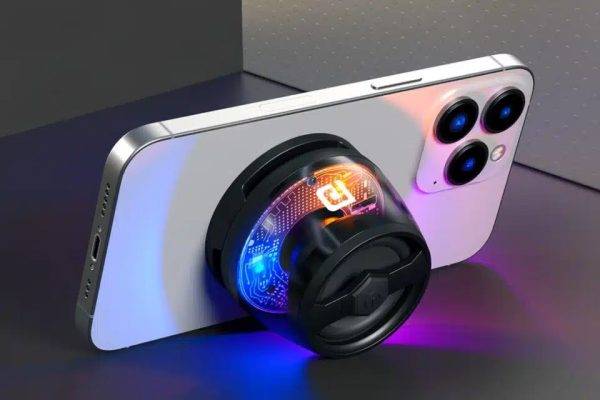 Этот карманный динамик Portronics прикреплен к вашему телефону и служит подставкой