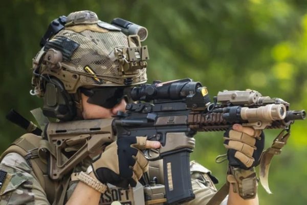 Тактическая причина, по которой военные работники носят часы на обратной стороне с запястьем