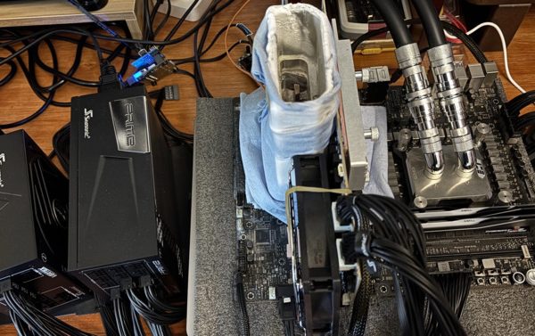 Galax Geforce RTX 5090 D HOF XOC - видеокарта, которая побила мировой рекорд в 3DMark, была оснащена двумя разъемами 12 В -2x6