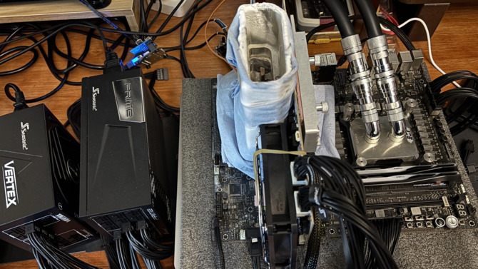 Galax Geforce RTX 5090 D HOF XOC - видеокарта, которая побила мировой рекорд в 3DMark, была оснащена двумя разъемами 12 В -2x6