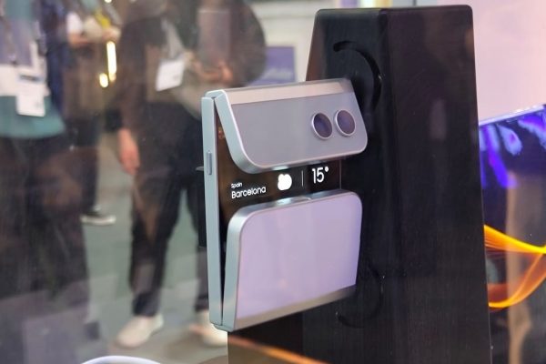 Samsung показал прототипы складного асимметричного смартфона и складной игровой консоли