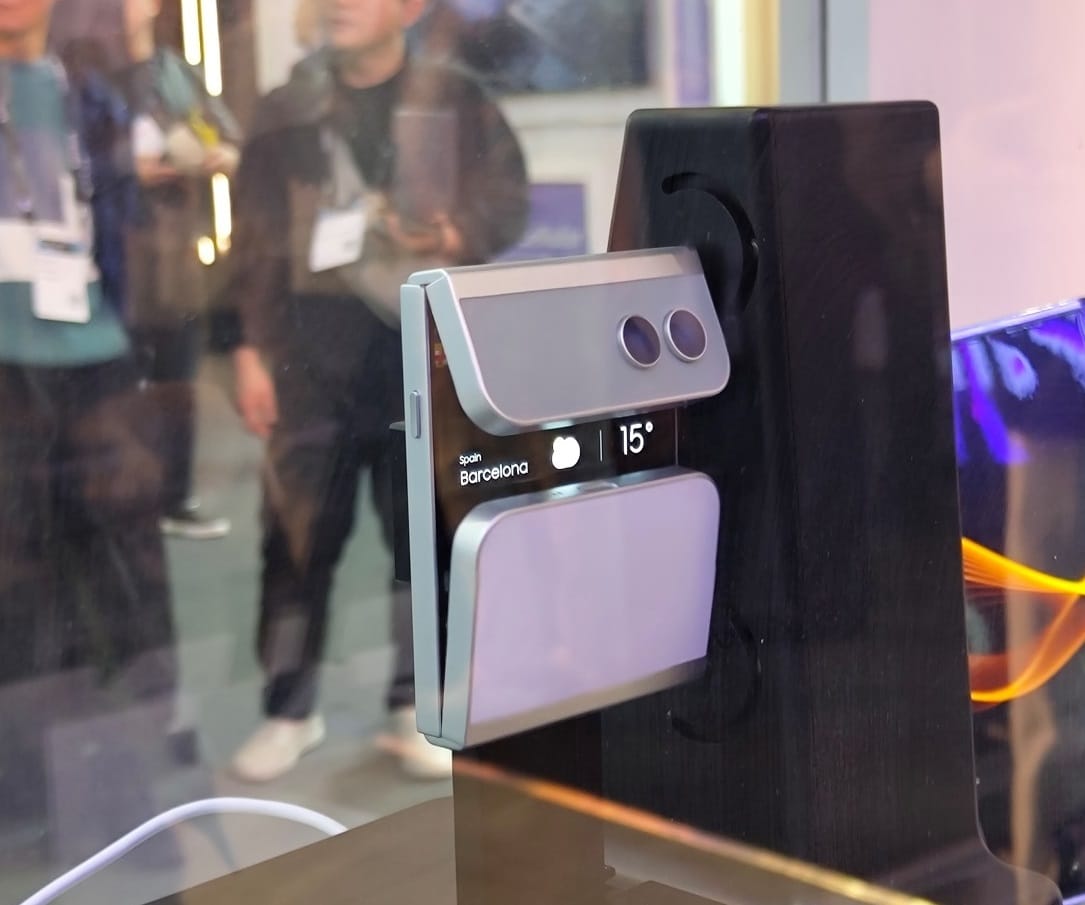 Samsung показал прототипы складного асимметричного смартфона и складной игровой консоли