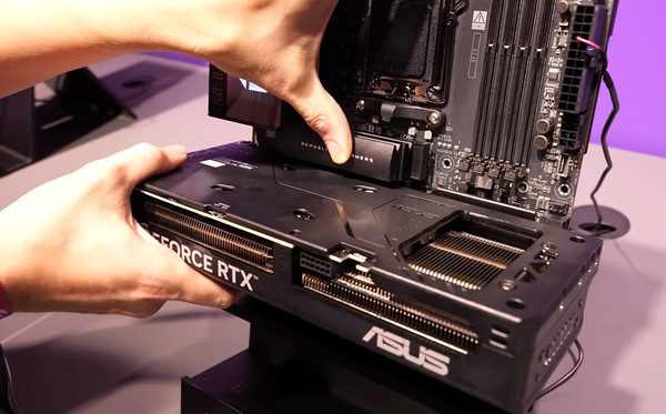 ASUS Q-ELEASE SLIM-A Быстрая система выпуска видеокарты была модифицирована. Отныне без предрассудков разъемов PCIe?