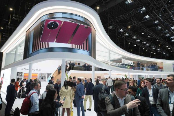 Huawei представил первый в мире коммерческий телефон с тройным складом на MWC 2025 (видео)