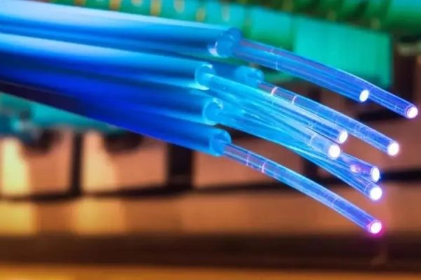 Новая оптическая волоконно -трансферы зашифрованные данные со скоростью 1 Тбит / с