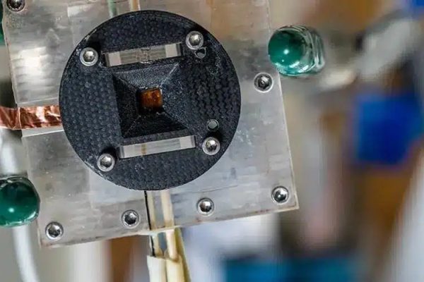 Искусственный лист размера бренда превращает углекислый газ в топливо