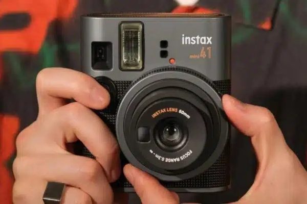 Fujifilm представил свою новую мгновенную печать камеру Instax Mini 41