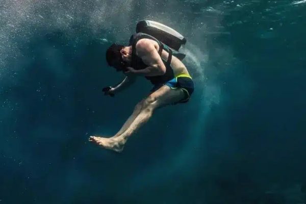 Новый подводной рюкзак ускоряет дайверов до 11 км/ч Новый подводной рюкзак ускоряет дайверов до 11 км/ч