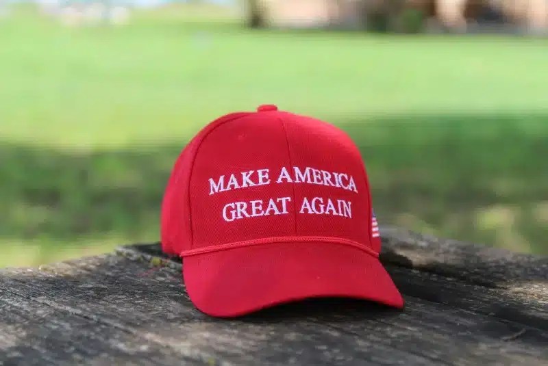 Трамп угрожает навести 25% обязанности на все смартфоны, произведенные за пределами США.