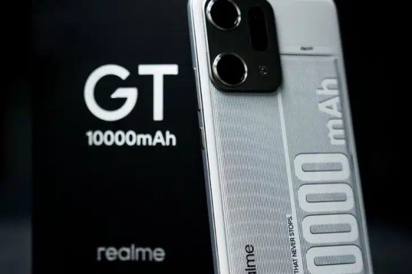 Realme показал тонкий и легкий смартфон с рекордно большой батареей на 10 000 мАч.