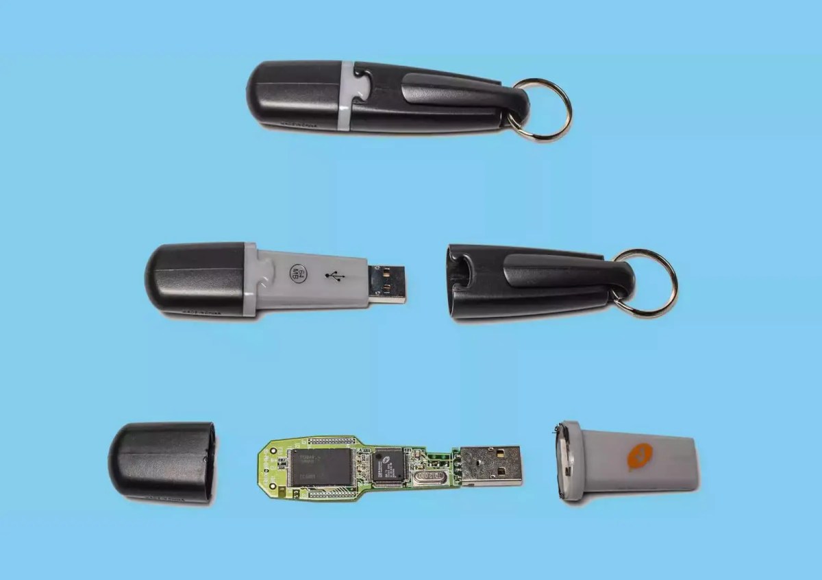 Какова была емкость первой USB -флеш -палки - 8, 64, 1,44 или 128 МБ?