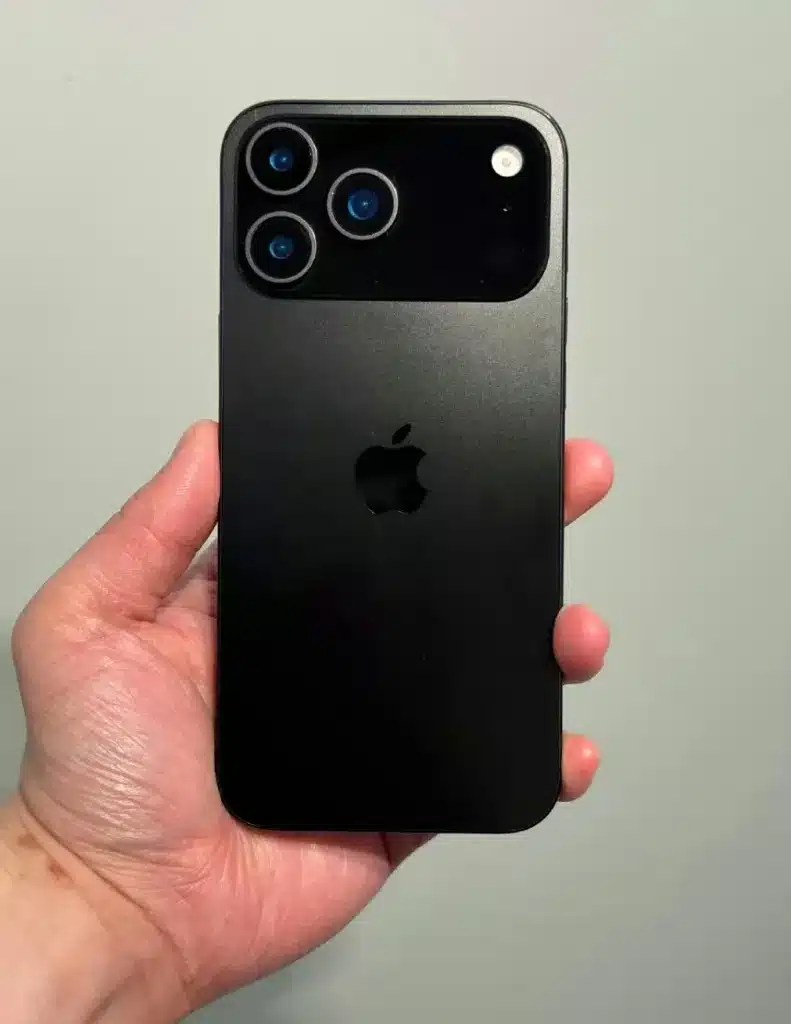 «Живой» появился на iPhone 17 Pro в Black