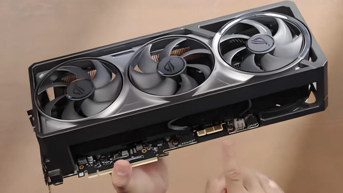 Asus может похвастаться силой гнезда GC-HPWR в стандарте BTF 2.5, который значительно превышает 12 В-2x6