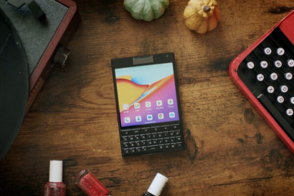 Sonthertz Titan 2 - смартфон с физической клавиатурой и двумя экранами. На борту Dimally 7300, 12 ГБ оперативной памяти и Android 15