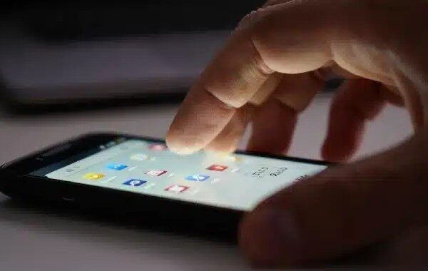Любое приложение может восстановить настройки завода на вашем смартфоне - нет корня или ваших знаний