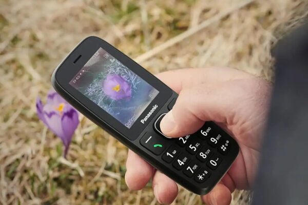 Panasonic представил новый функциональный телефон KX-TF400 с рекордной длинной автономной работой