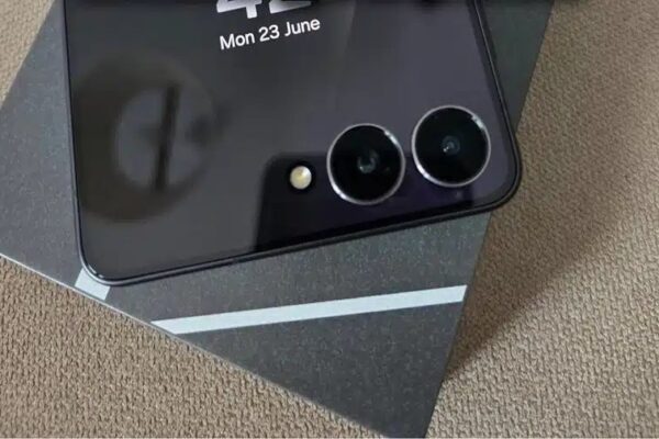 Смартфон Samsung Galaxy Z Flip7 складывается в полной славе в видео