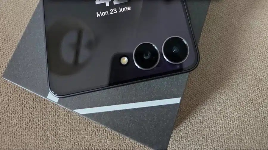 Смартфон Samsung Galaxy Z Flip7 складывается в полной славе в видео