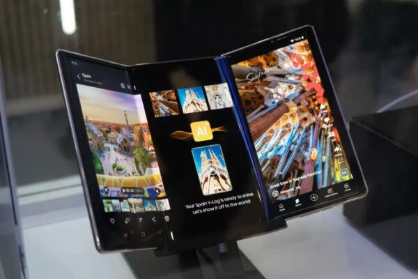 Samsung непреднамеренно раскрыл дизайн своего предстоящего смартфона с тройным складом