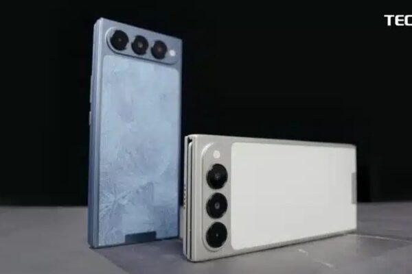 Tecno представила концепцию тройного смартфона Phantom Phantom Ultimate G