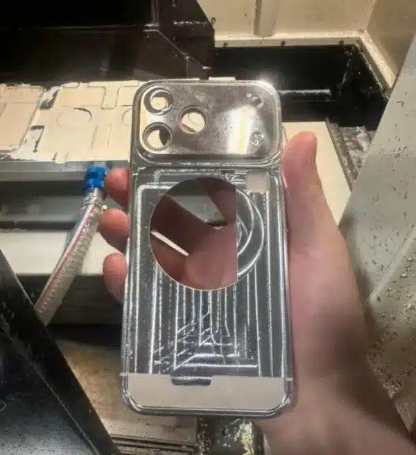 Apple перемещает антенны на iPhone 17 Pro, чтобы улучшить качество разговора