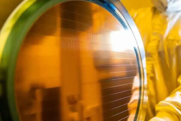 Intel также будет участвовать в производстве чипов для Tesla, как Samsung