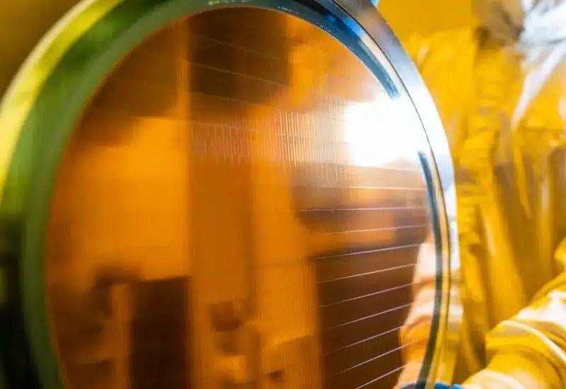 Intel также будет участвовать в производстве чипов для Tesla, как Samsung