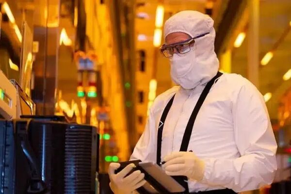 Бывший генеральный директор Intel Craig Barrett предложил клиентам компании инвестировать 5 миллиардов долларов, чтобы сэкономить
