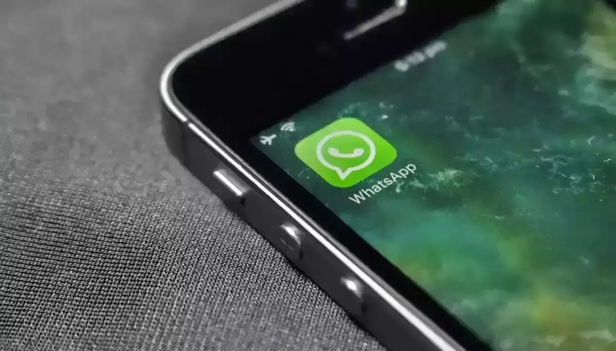 Тесты и функцию WhatsApp, которые помогают редактировать тон и стиль сообщений