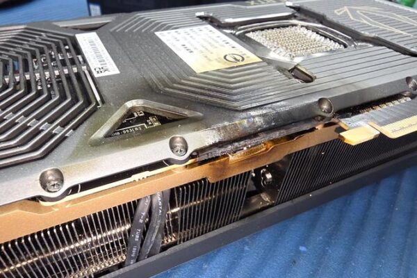 Зотак Geforce RTX 5090 Amp Extreme Grapecard загорелась во время бета -игры Battlefield 6