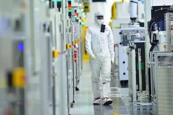 Правительство США готово купить 10% акций Intel, чтобы спасти компанию