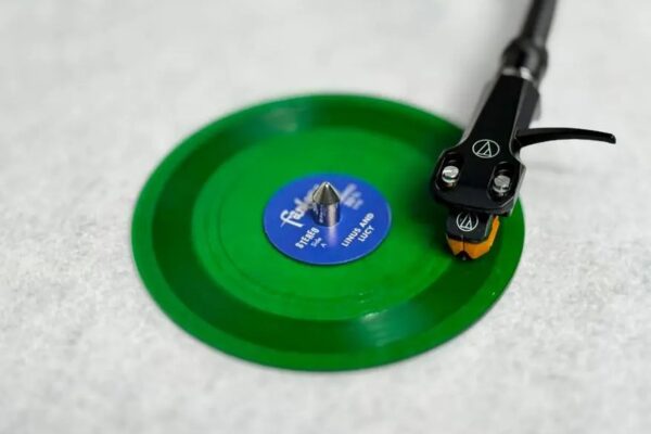 Целевой запуск продаж миниатюрных виниловых пластин с новым форматом