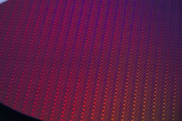 Intel не раньше, чем в следующем году, определит целесообразность поглощенного технологического процесса 14a