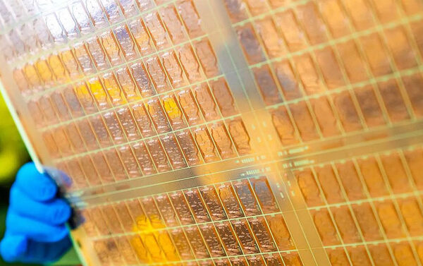 Intel отрицает сообщения о выводе стеклянных субстратов из технологий и поддерживает планы по коммерциализации до 2030 года