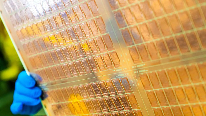 Intel отрицает сообщения о выводе стеклянных субстратов из технологий и поддерживает планы по коммерциализации до 2030 года